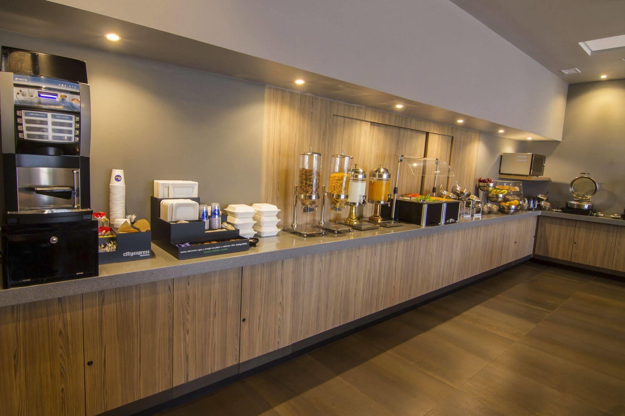Hotel Express By Marriott Ciudad De Mundo E 3*